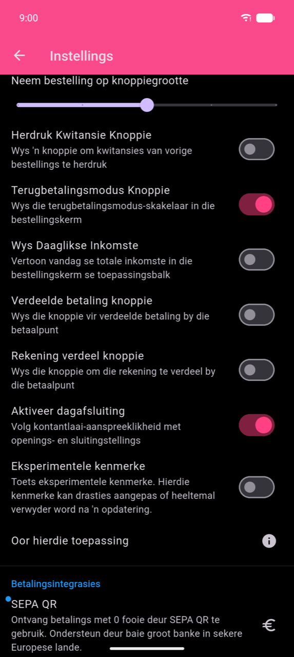 Instellingsskerm met die Enable day closing-wissel aangeskakel (pienk), gemerk "Track cash drawer accountability with opening and closing counts", tussen verskeie ander funksiewissels