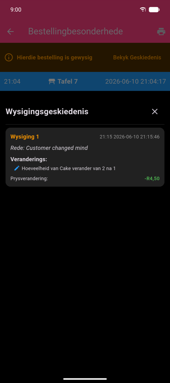 Bestellingsbesonderhede-skerm met 'n oranje 'Hierdie bestelling is gewysig'-banier en Bekyk Geskiedenis-skakel; blou koptekst met 21:04, Tafel 7, 2026-06-10 21:04:17; Wysigingsgeskiedenis-onderblad met Wysiging 1 met rede 'Kliënt het van gedagte verander', verandering 'Hoeveelheid van Koek verander van 2 na 1', en Prysverandering: −R4,50 in groen