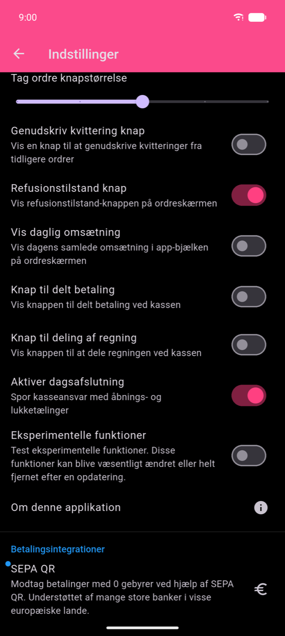 Indstillingsskærm med Aktiver dagsafslutning-kontakten slået til (pink), mærket "Track cash drawer accountability with opening and closing counts", blandt flere andre funktionskontakter