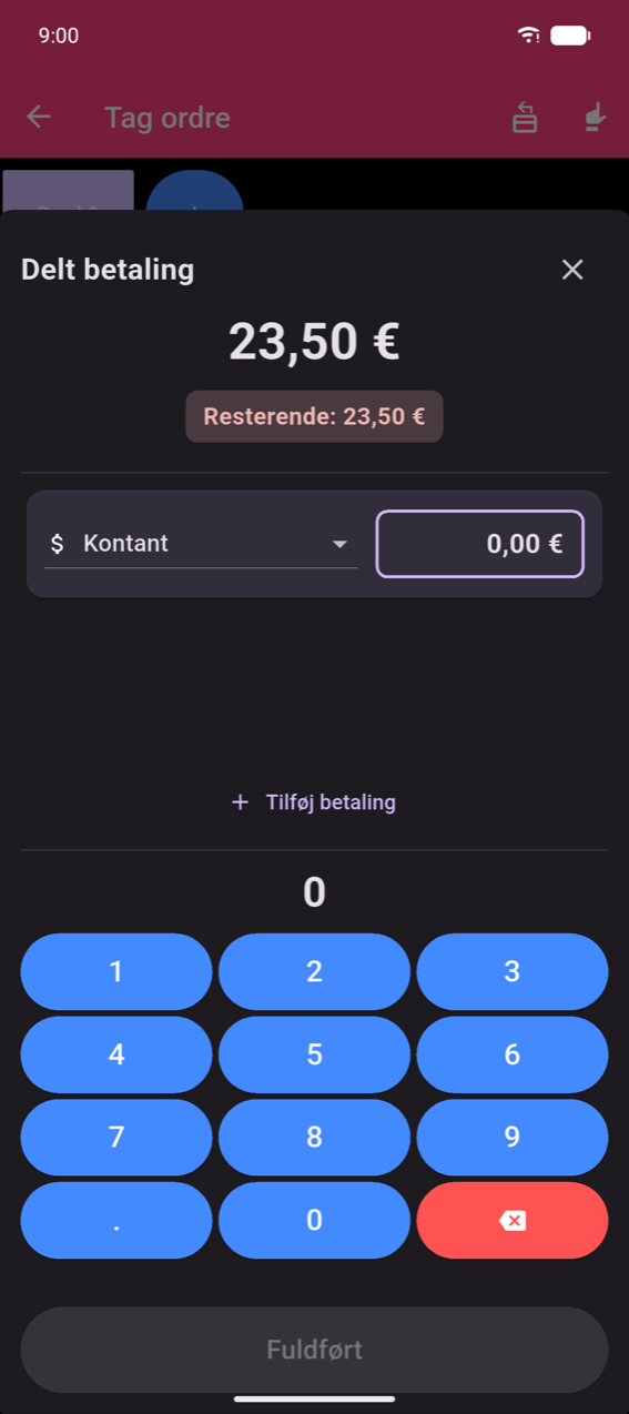 Delt betaling-modal: 23,50 kr total, Resterende: 23,50 kr chip, én Kontant-post med 0,00 kr beløbsfelt, + Tilføj betaling-link, decimal numpad, nedtonet Fuldført-knap