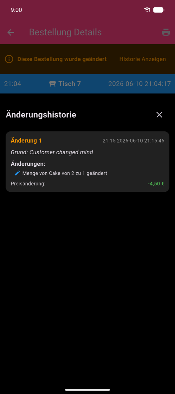Bestelldetailbildschirm mit orangem Banner „Diese Bestellung wurde korrigiert" und Link „Verlauf anzeigen"; blauer Kopfbereich mit 21:04, Tisch 7, 2026-06-10 21:04:17; Blatt „Änderungshistorie" zeigt Korrektur 1 mit Grund „Kunde hat seine Meinung geändert", Änderung „Menge von Cake von 2 auf 1 geändert" und Preisänderung: −4,50 € in grün