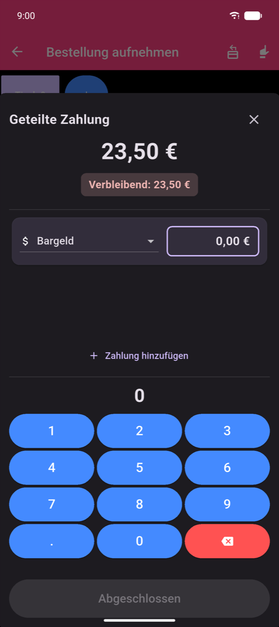 Modal „Geteilte Zahlung": Gesamtbetrag 23,50 €, Chip „Verbleibend: 23,50 €", ein Bargeld-Eintrag mit 0,00 €-Betragsfeld, Link „+ Zahlung hinzufügen", dezimales Ziffernfeld, ausgegrauete Schaltfläche „Abgeschlossen"