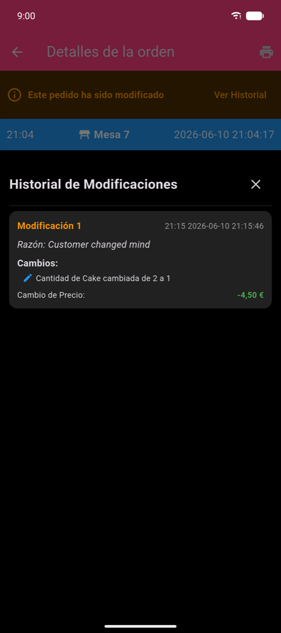 Pantalla de detalles de la orden con un banner naranja 'Esta orden ha sido modificada' y enlace Ver historial; encabezado azul mostrando 21:04, Mesa 7, 2026-06-10 21:04:17; hoja inferior Historial de modificaciones mostrando Modificación 1 con el motivo 'Customer changed mind', cambio 'Changed quantity of Cake from 2 to 1' y Cambio de precio: −4,50 € en verde