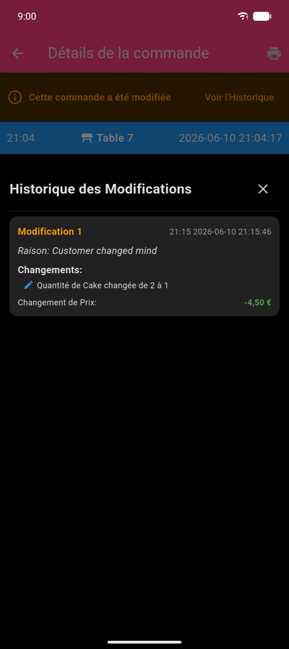 Écran de détails de commande avec une bannière orange « Cette commande a été modifiée » et un lien Voir l'historique ; en-tête bleu affichant 21:04, Table 7, 2026-06-10 21:04:17 ; feuille inférieure Historique des modifications affichant la Modification 1 avec le motif « Le client a changé d'avis », la modification « Quantité de Gâteau changée de 2 à 1 », et la Variation de prix : −4,50 € en vert