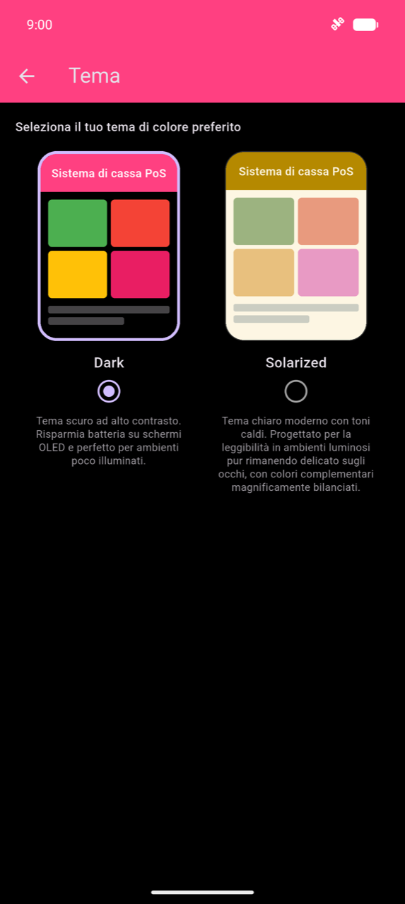 Schermata Tema: due schede affiancate — Scuro (selezionato, sfondo scuro con riquadri colorati vivaci, pulsante radio selezionato) e Solarizzato (sfondo chiaro caldo con tonalità terrosa attenuata, pulsante radio vuoto) — ciascuno con una descrizione sotto