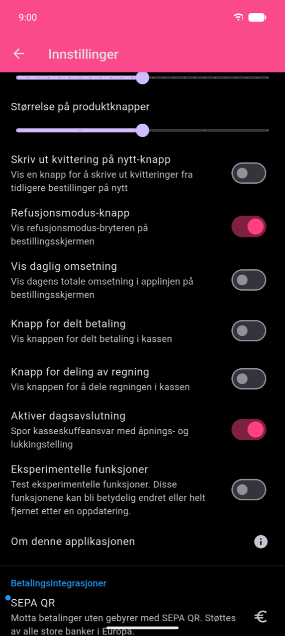 Innstillinger-skjerm med Enable day closing-bryteren slått på (rosa), merket «Spor kasseskuffeansvar med åpnings- og lukkingstelling», blant flere andre funksjonsbrytere