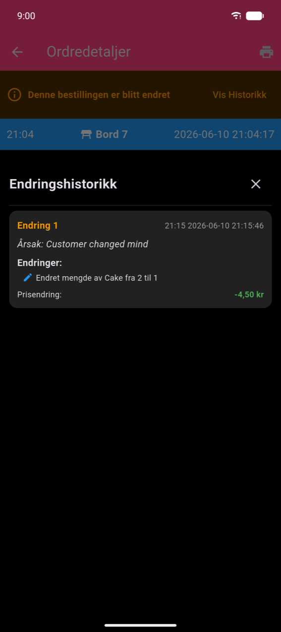 Bestillingsdetaljer-skjerm med et oransje «Denne bestillingen er blitt endret»-banner og Vis Historikk-lenke; blå topptekst som viser 21:04, Bord 7, 2026-06-10 21:04:17; Endringshistorikk-bunnark som viser Endring 1 med grunn «Kunde endret mening», endring «Endret antall av Kake fra 2 til 1», og Prisendring: −4,50 kr i grønt