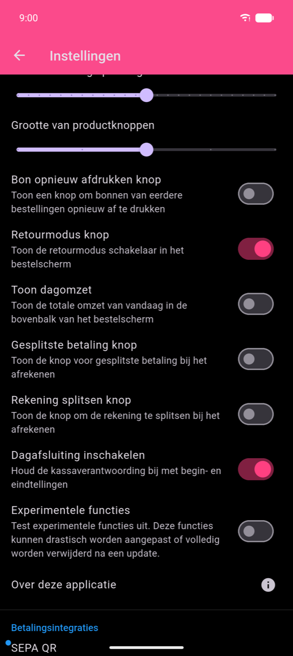 Instellingenscherm met de schakelaar Dagafsluiting inschakelen ingeschakeld (roze), met het label "Track cash drawer accountability with opening and closing counts", tussen diverse andere functiesschakelaars