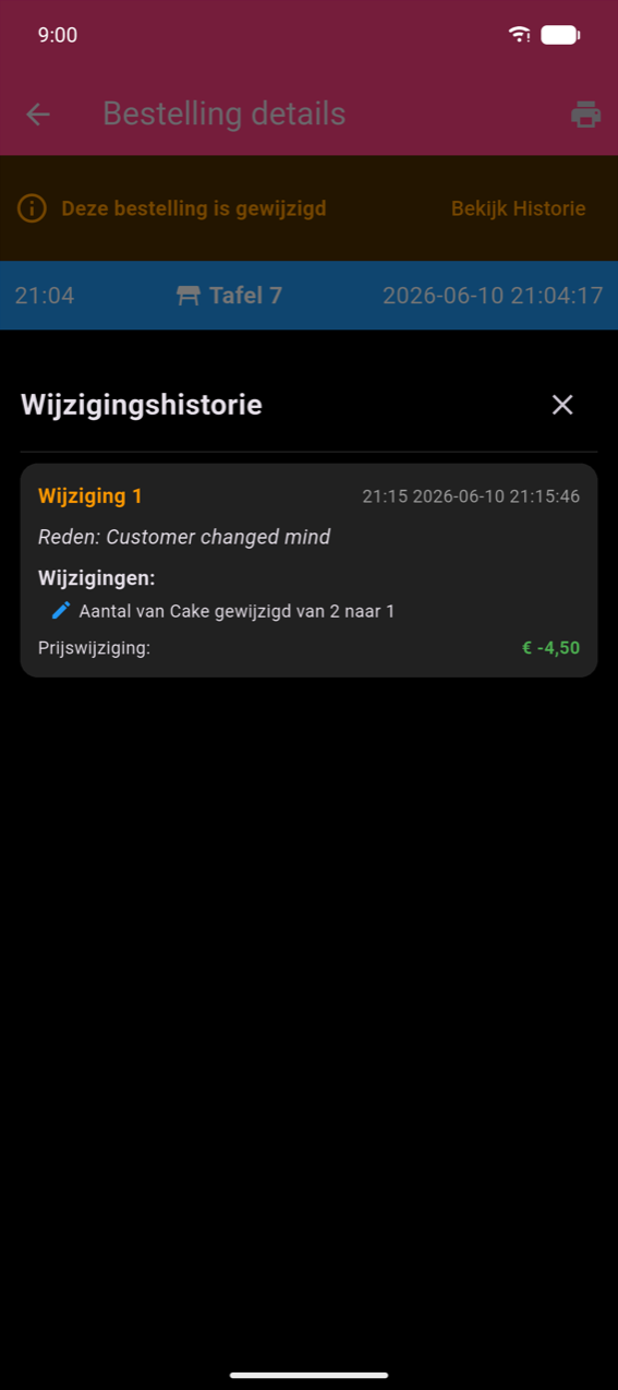 Bestellingsdetailscherm met een oranje banner 'Deze bestelling is gewijzigd' en link Bekijk geschiedenis; blauwe koptekst met 21:04, Tafel 7, 2026-06-10 21:04:17; onderste blad Wijzigingsgeschiedenis met Wijziging 1 met reden 'Customer changed mind', wijziging 'Changed quantity of Cake from 2 to 1' en Prijswijziging: −€ 4,50 in groen