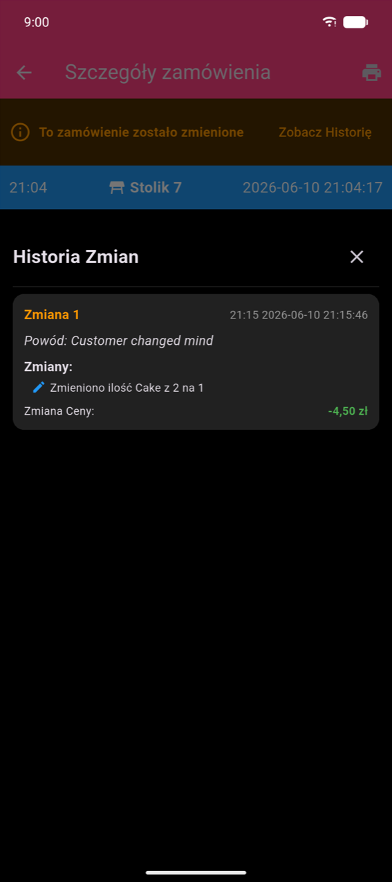 Ekran szczegółów zamówienia z pomarańczowym banerem „To zamówienie zostało zmienione" i linkiem Zobacz Historię; niebieski nagłówek pokazujący 21:04, Stolik 7, 2026-06-10 21:04:17; dolny arkusz Historia zmian pokazujący Zmianę 1 z powodem „Klient zmienił zdanie", zmianą „Zmieniono ilość Ciasta z 2 na 1" i Zmianą ceny: −4,50 zł na zielono