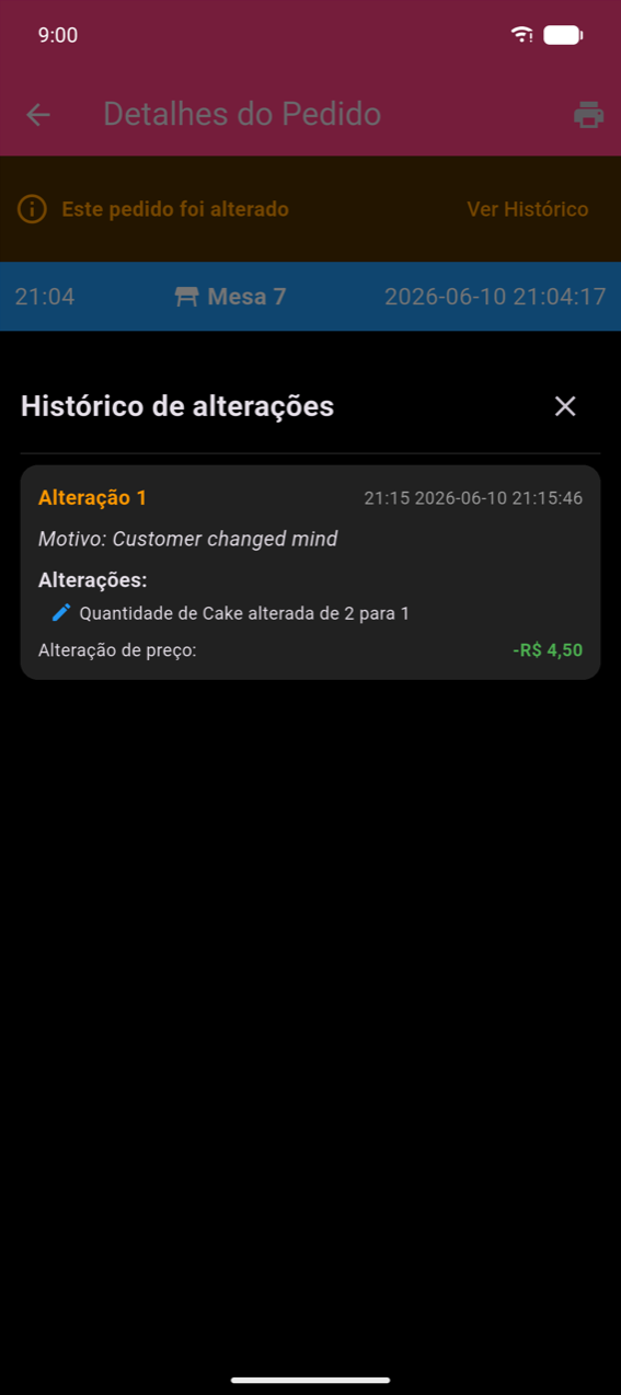 Tela de Detalhes do Pedido com um banner laranja 'Este pedido foi alterado' e link Ver Histórico; cabeçalho azul mostrando 21:04, Mesa 7, 2026-06-10 21:04:17; painel Histórico de Alterações mostrando Alteração 1 com motivo 'Cliente mudou de ideia', alteração 'Quantidade de Bolo alterada de 2 para 1' e Variação de Preço: −R$ 4,50 em verde