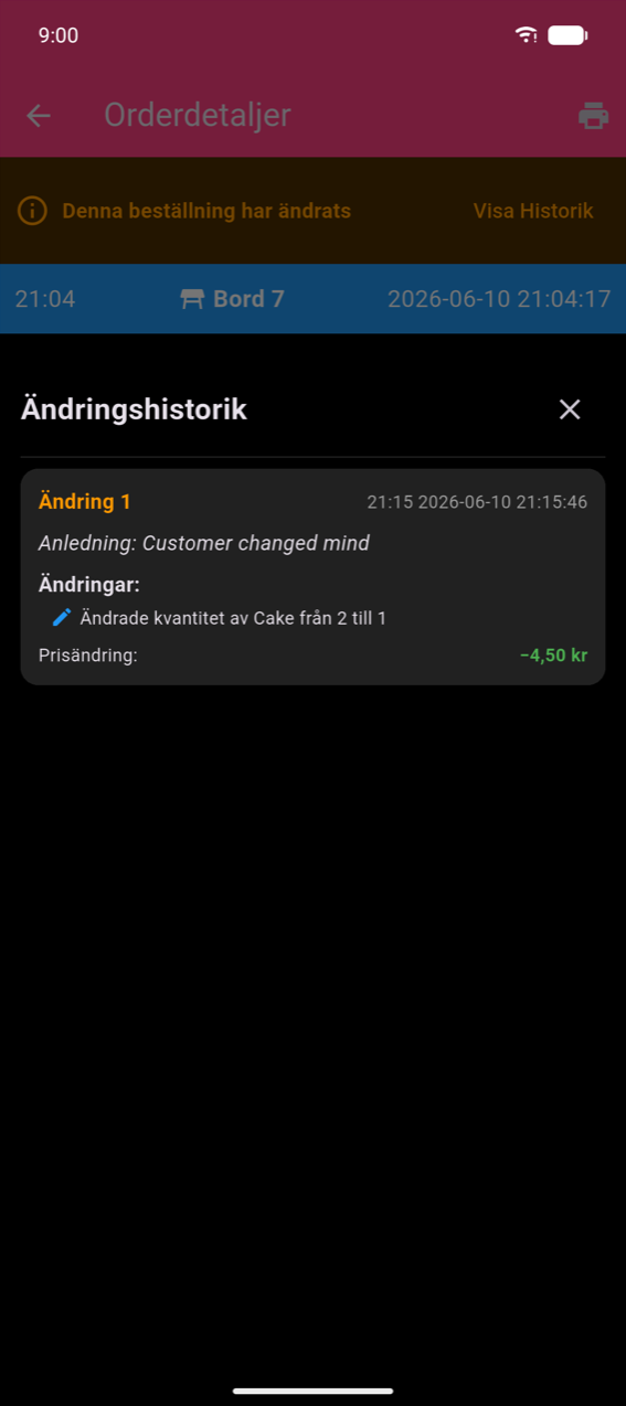 Orderdetaljer-skärmen med en orange 'Den här beställningen har ändrats'-banner och Visa Historik-länk; blå rubrik med 21:04, Bord 7, 2026-06-10 21:04:17; Ändringshistorik-ark med Ändring 1 med anledningen 'Kund ändrade sig', ändringen 'Ändrade antal av Tårta från 2 till 1' och Prisändring: −4,50 kr i grönt