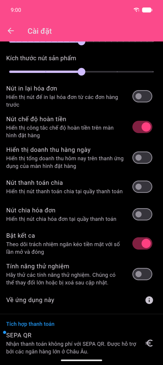 Màn hình Cài đặt với công tắc Bật kết ca đang bật (màu hồng), được gán nhãn "Theo dõi trách nhiệm ngăn kéo tiền mặt với số lần mở và đóng", trong số nhiều công tắc tính năng khác