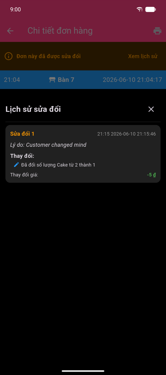 Màn hình chi tiết đơn hàng với banner màu cam 'Đơn hàng này đã được sửa đổi' và liên kết Xem lịch sử; tiêu đề xanh hiển thị 21:04, Bàn 7, 2026-06-10 21:04:17; trang tính Lịch sử sửa đổi hiển thị Sửa đổi 1 với lý do 'Khách đổi ý', thay đổi 'Đã thay đổi số lượng Bánh từ 2 xuống 1' và Thay đổi giá: −4 đ màu xanh lá